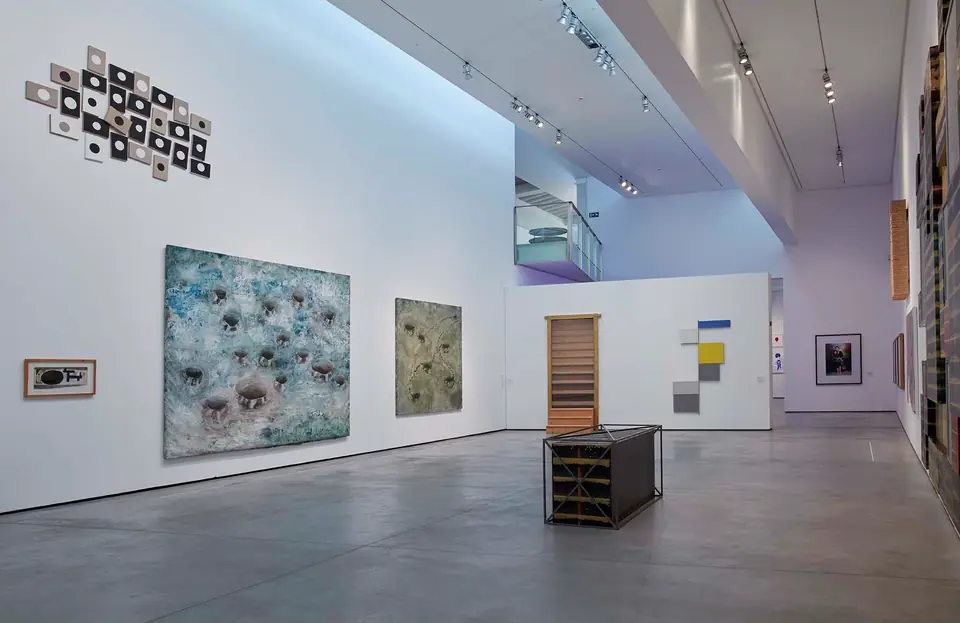 Photo : Kippelboy, CC0, via Wikimedia Commons Salle d'exposition lumineuse au musée Es Baluard