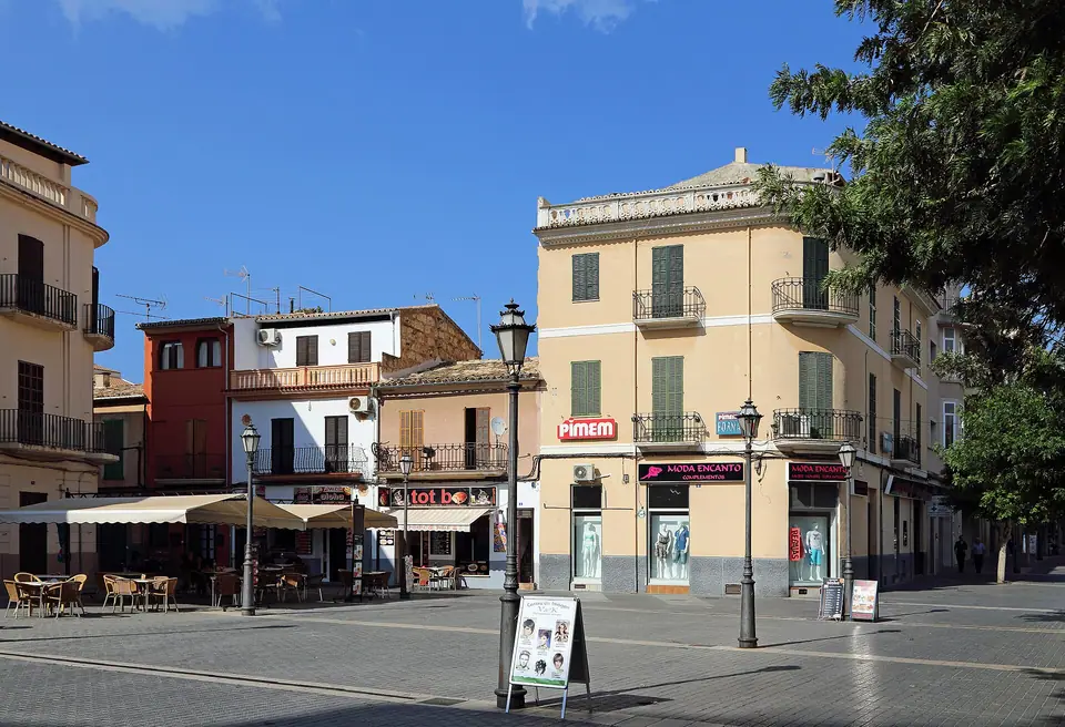Photo : Marc Ryckaert (MJJR), CC BY 3.0, via Wikimedia Commons Place du centre d'Inca bordée de terrasses et de maisons anciennes