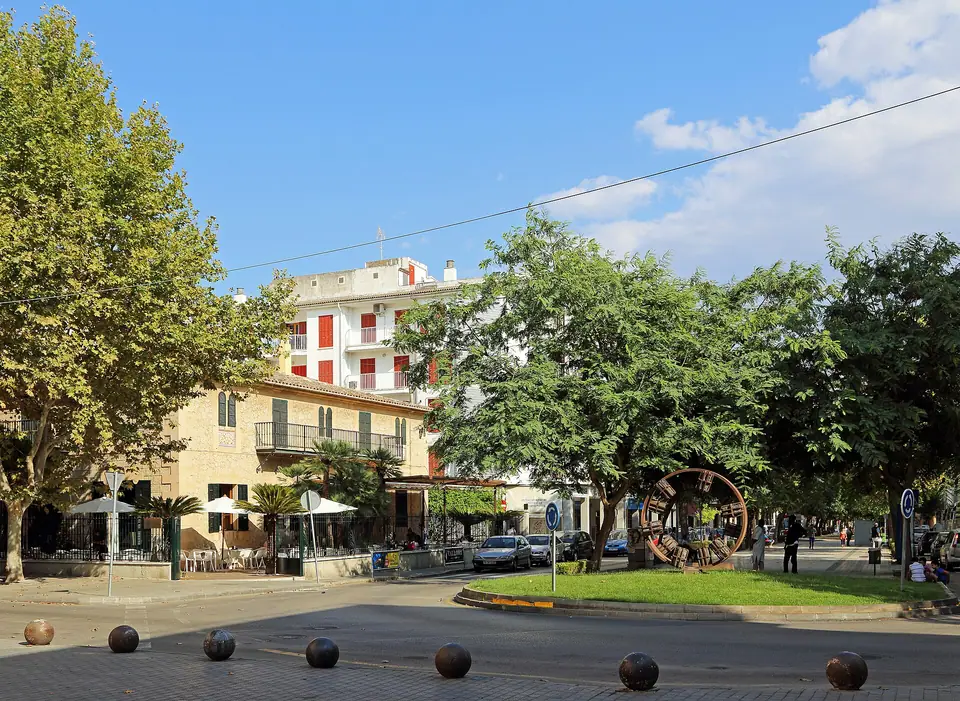 Photo : Marc Ryckaert (MJJR), CC BY 3.0, via Wikimedia Commons Avenue arborée et rond-point dans le centre d'Inca