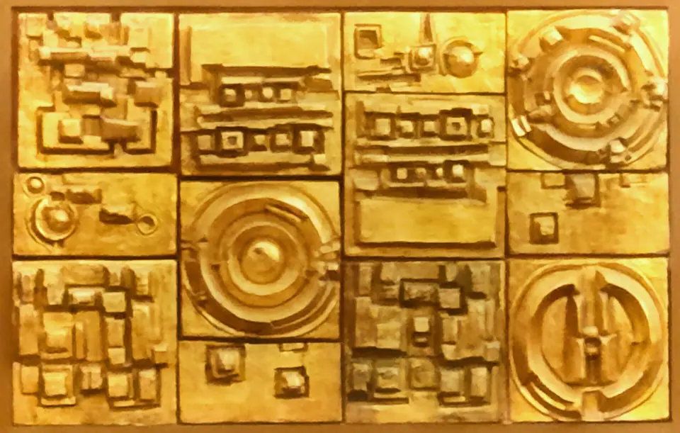 Photo : Chixoy, CC BY-SA 4.0, via Wikimedia Commons Le relief doré de Rolf Schaffner qui orne l'Auditòrium de Palma