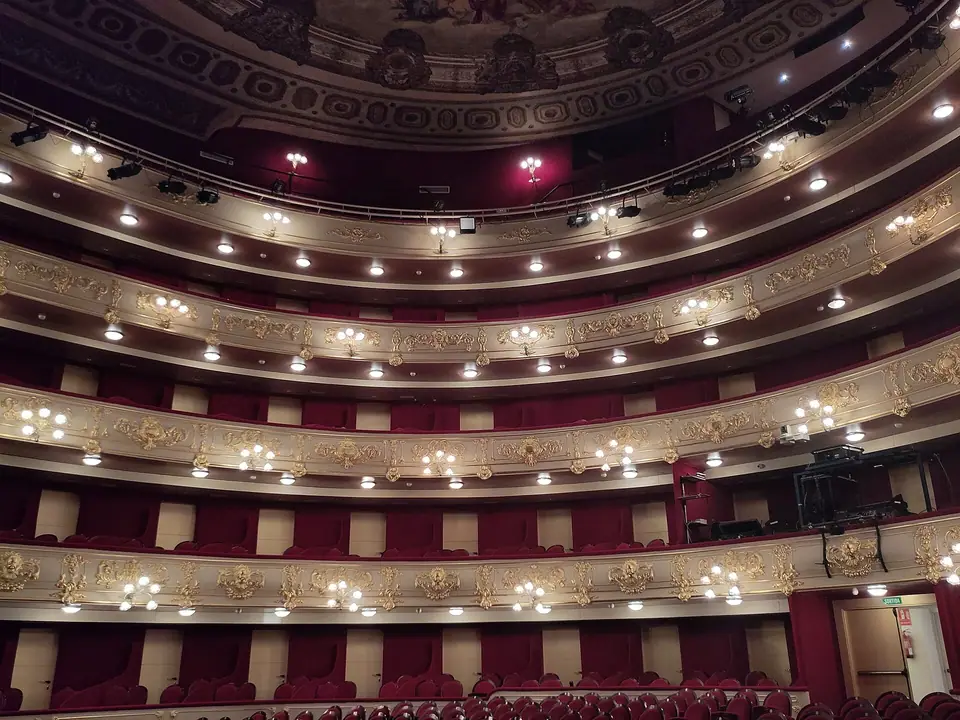 Photo : Joan Gené, CC BY-SA 4.0, via Wikimedia Commons La salle à l'italienne du Teatre Principal de Palma et ses balcons rouge et or
