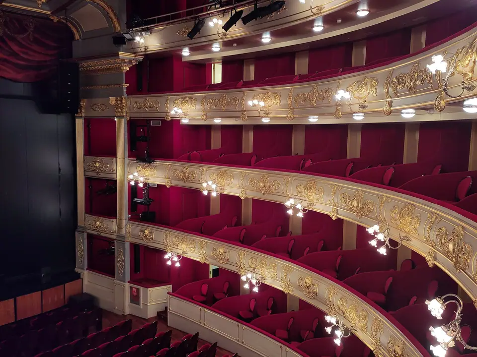 Photo : Joan Gené, CC BY-SA 4.0, via Wikimedia Commons Les loges dorées et les fauteuils rouges du Teatre Principal de Palma