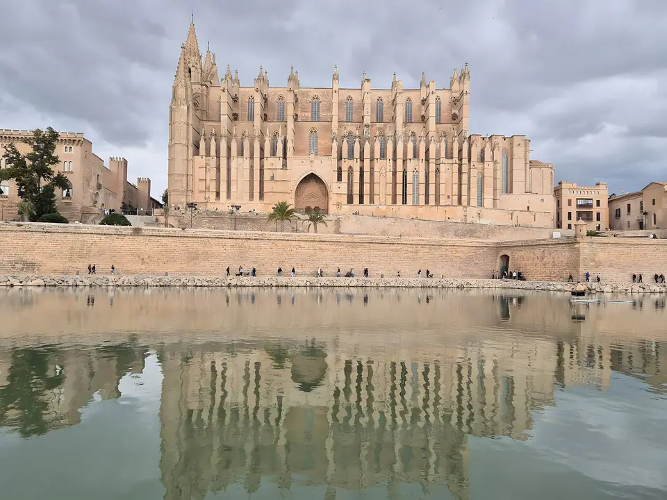 Photo : Arieleisenhammer, CC BY-SA 4.0, via Wikimedia Commons La cathédrale de Palma se reflète dans le bassin du Parc de la Mar