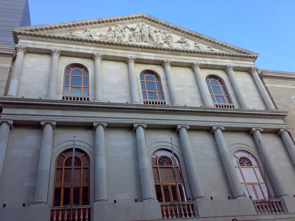 Photo : Javi Guerra Hernando, CC BY-SA 4.0, via Wikimedia Commons Façade néoclassique du Teatre Principal de Palma