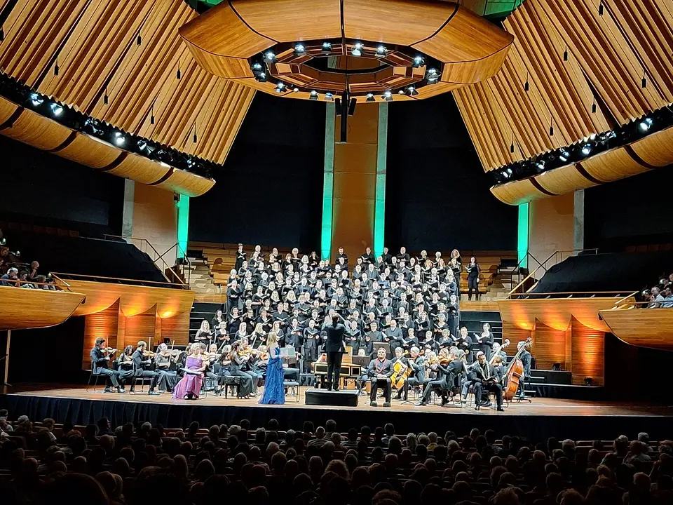 Photo : Heidi Meudt, CC BY 4.0, via Wikimedia Commons Chœur et orchestre interprétant le Messie de Haendel dans une grande salle de concert