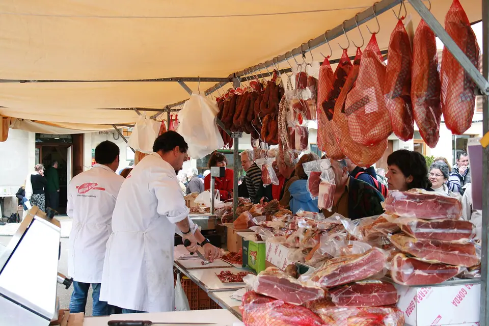 Photo : Frank Vincentz, CC BY-SA 3.0, via Wikimedia Commons Jambons et charcuteries majorquines sur un étal du marché de Sineu