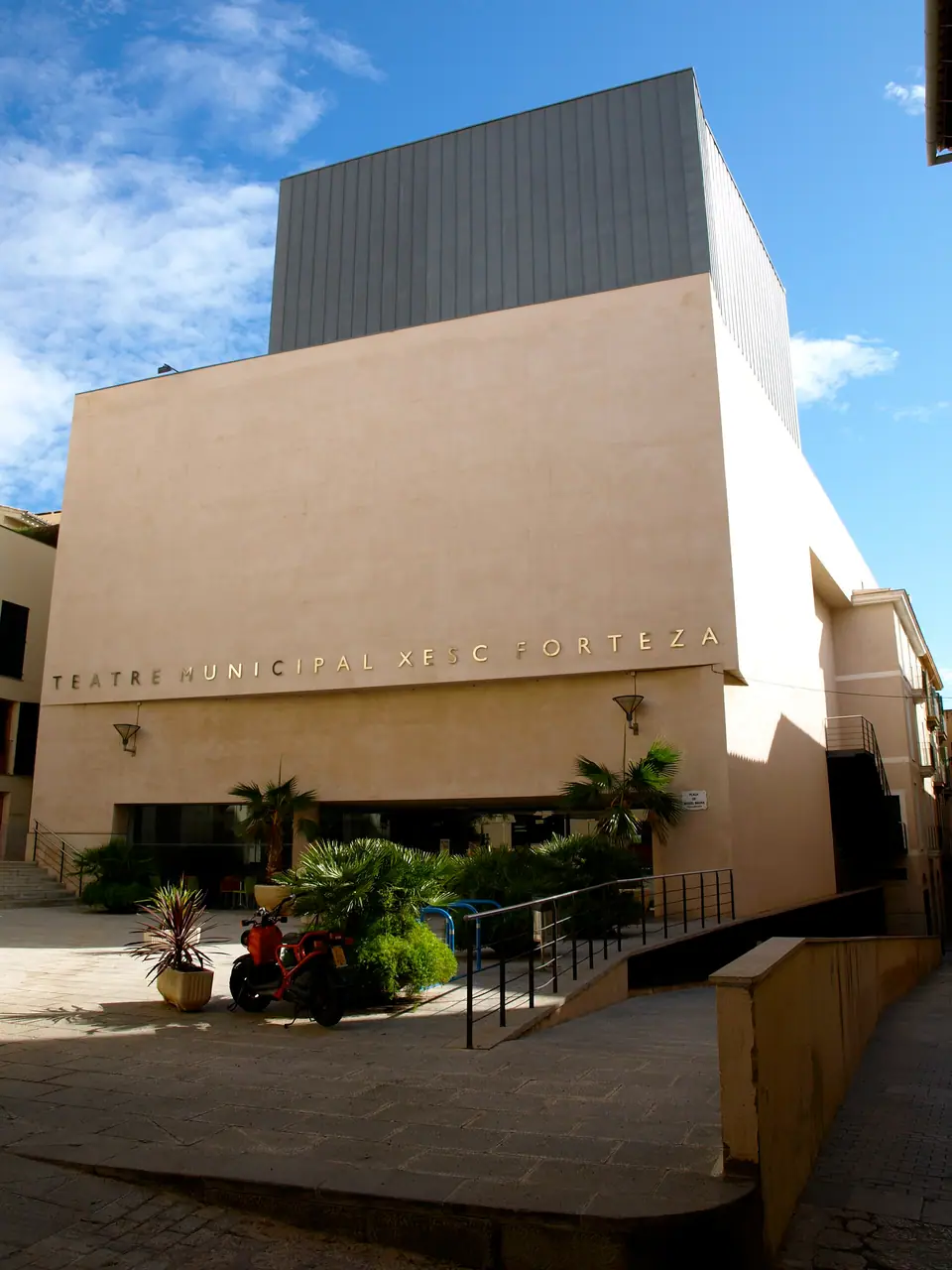 Photo : Chixoy, Public domain, via Wikimedia Commons Façade du Teatre Municipal Xesc Forteza à Palma