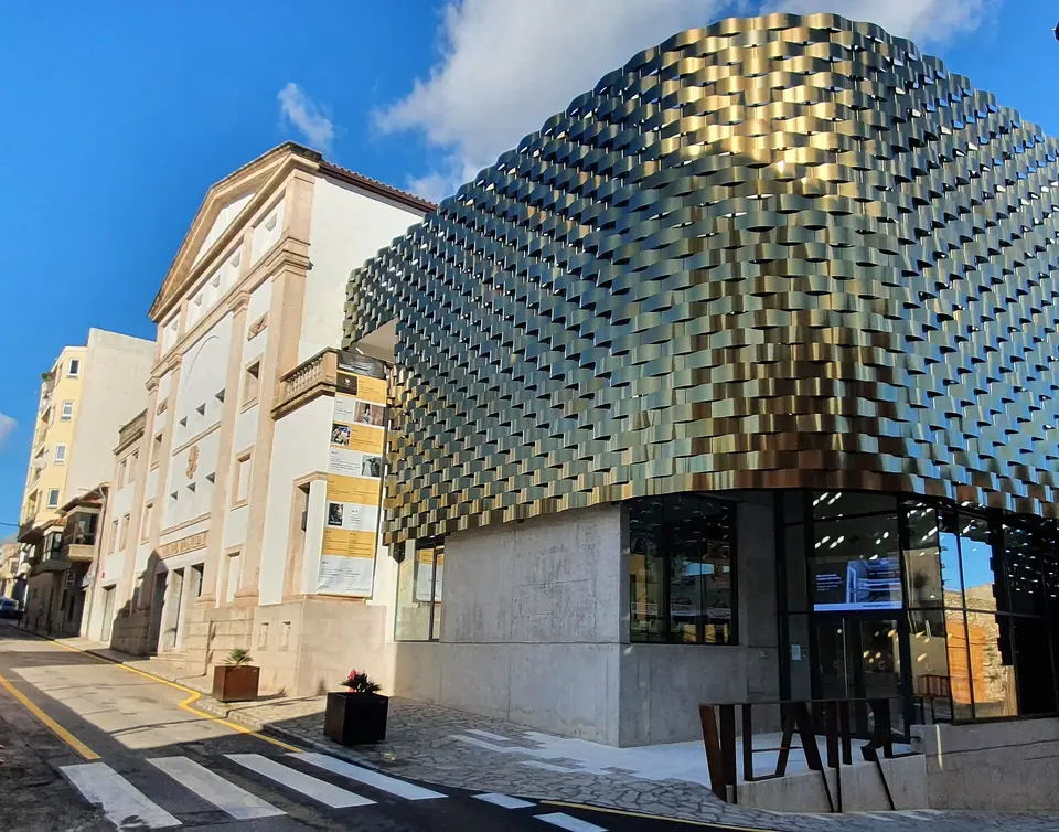 Photo : Nonnobis2013, CC BY-SA 4.0, via Wikimedia Commons Façade du Teatre Principal d'Inca et de son extension contemporaine