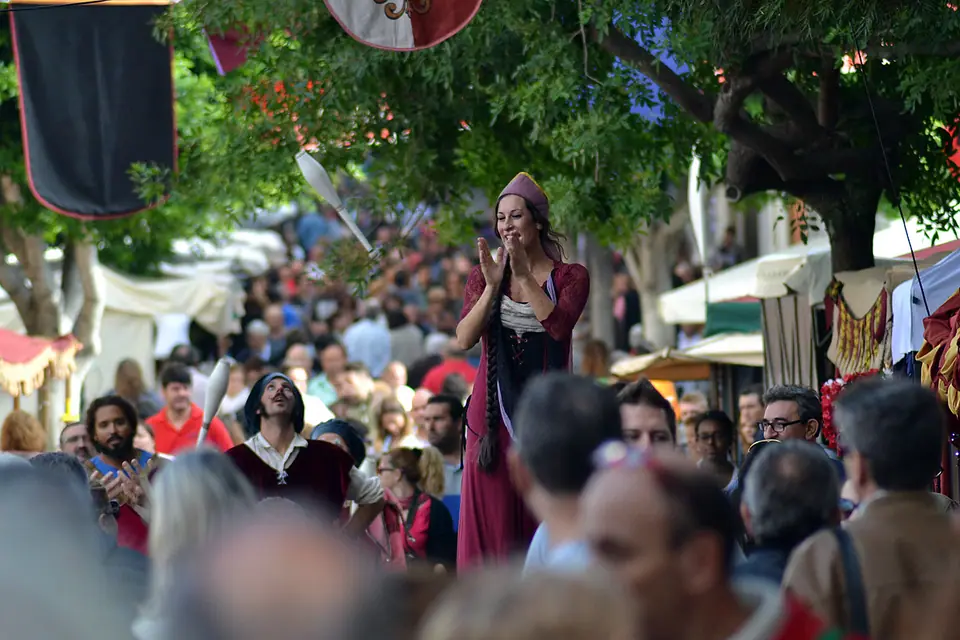 Photo : Nonnobis2013, CC BY-SA 4.0, via Wikimedia Commons Foule et artistes costumés dans les rues d'Inca pendant le Dijous Bo
