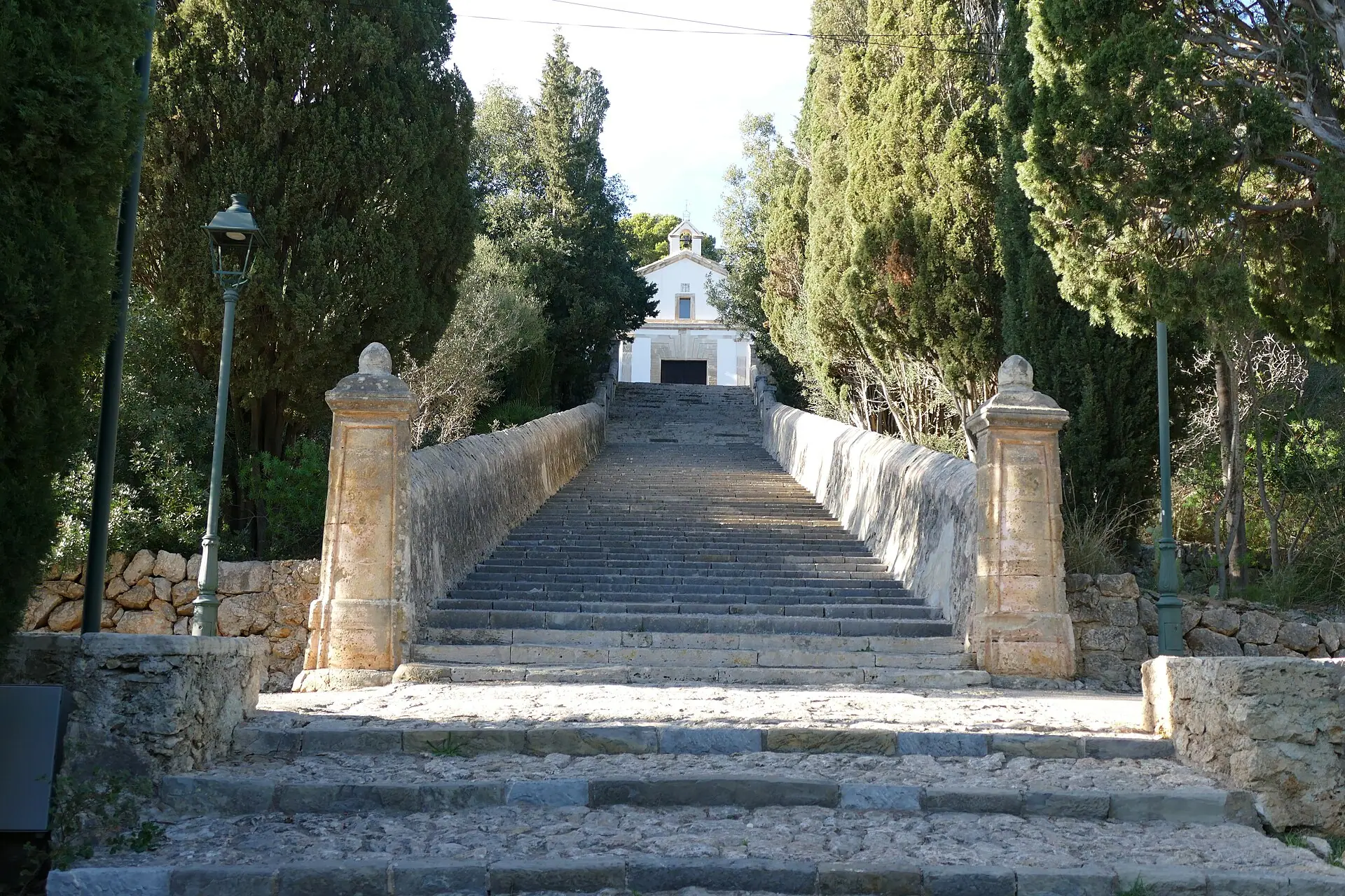 L’escalier du Calvari de Pollença bordé de cyprès
